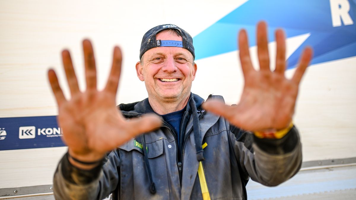 Česká legenda Dakaru toužila jet se synem, ten ale kvůli chybějícímu řidičáku musel předčasně domů